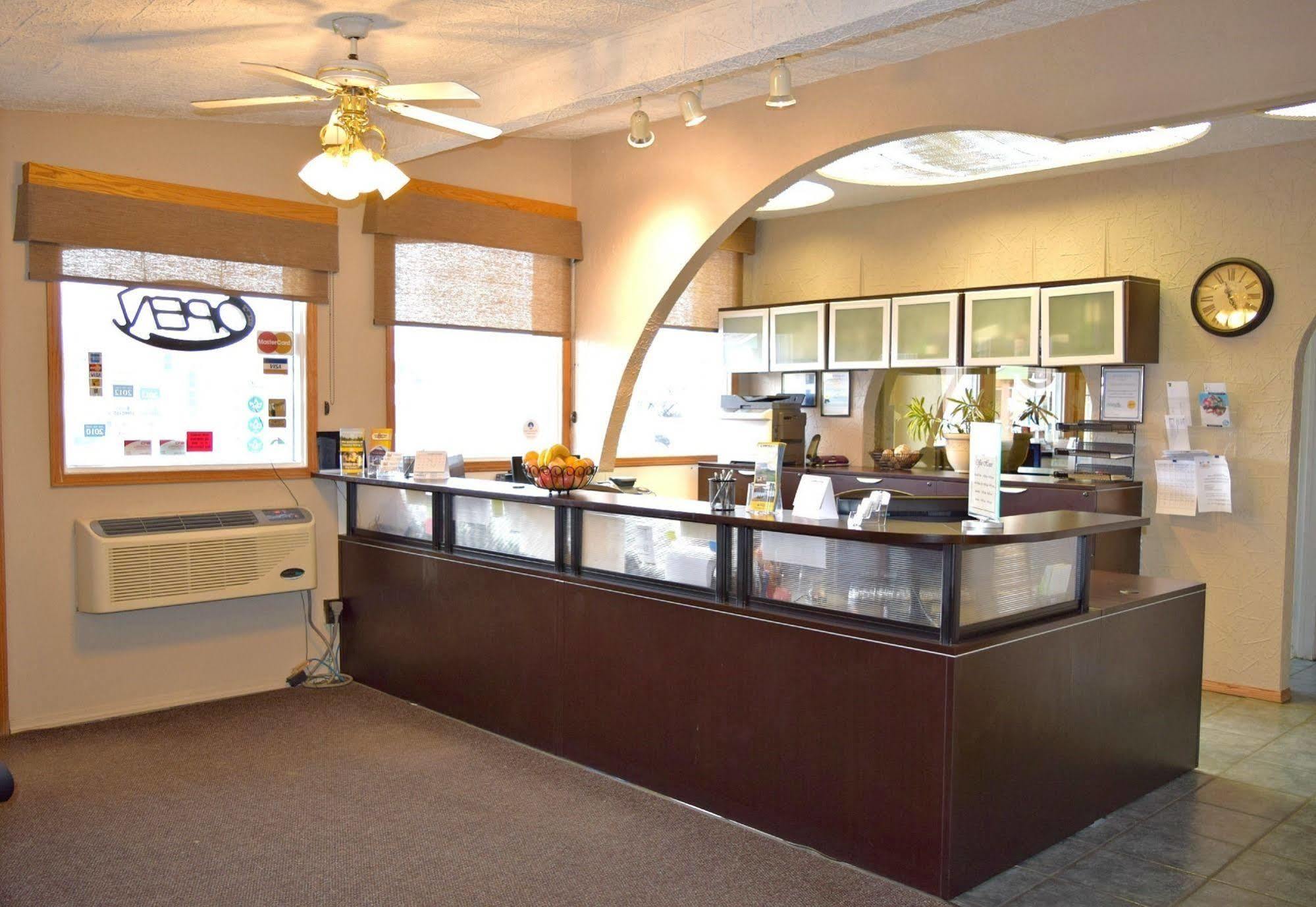 Centre Suite Inns Motel Bonnyville Ngoại thất bức ảnh