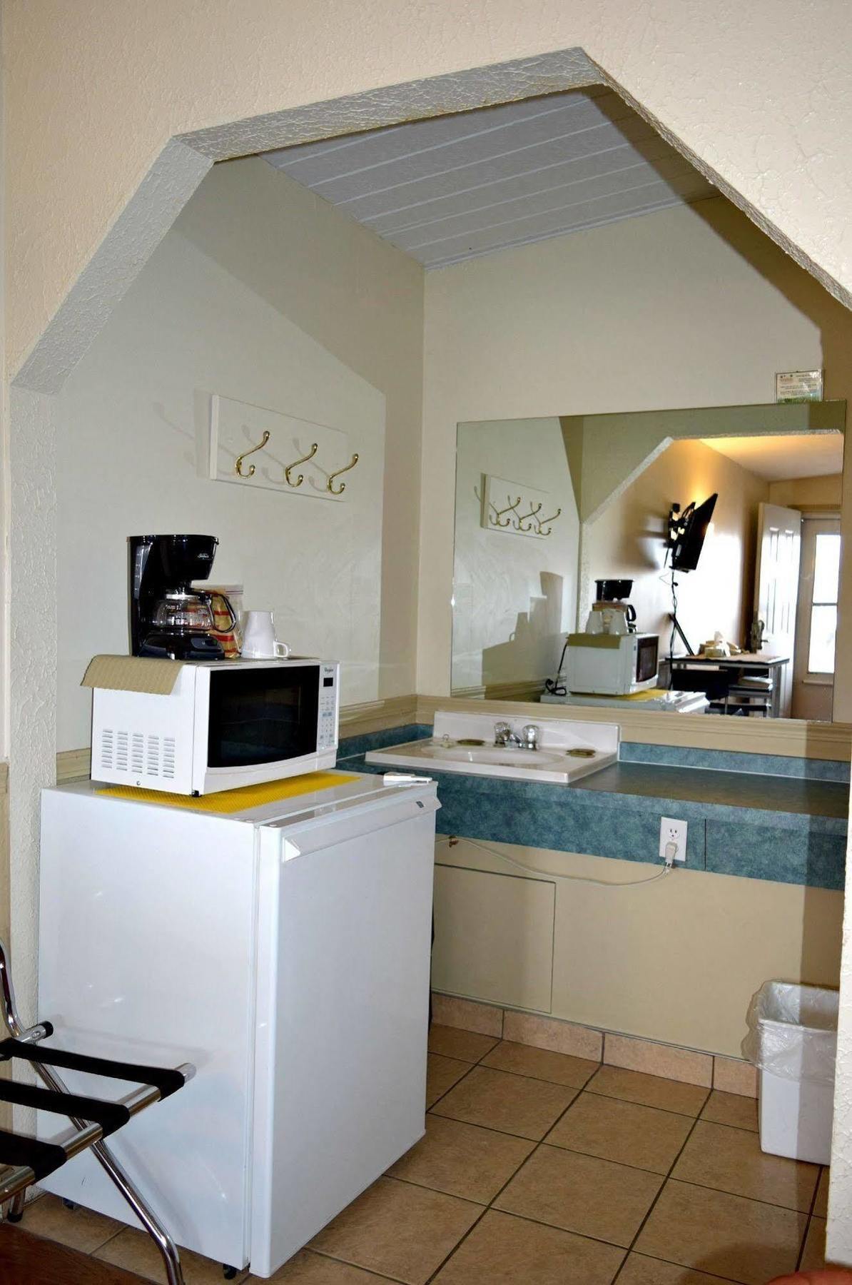 Centre Suite Inns Motel Bonnyville Ngoại thất bức ảnh